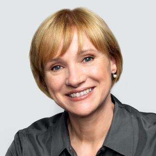 A double bassist in her past life, currently a real estate agent with Douglas Elliman. Loves historic buildings