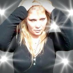cantante líder del grupo Noemi barbero & su grupo fluencia .... música de los 80 en ingles.contrataciones 011-44671612-católica casada..3 hijos .todos musicos