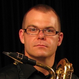Saxophone, conducting, recording, technologies, programming. Je vais dans la vie, musique en tête et gadgets en main.