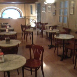 De dll a dss fins les 21:30 Dg fins les 15:30 C/Borrell, 75. BCN. Bon cafè, gintonics premium a bon preu, cervesa Moritz i bona gent! Menú migdia 9,50(dll-dv).