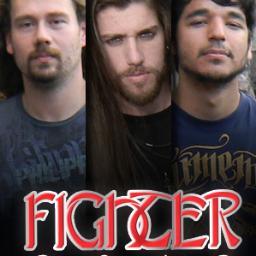 A FIGHTER é uma banda de Hard Rock. Influenciada por grandes nomes do rock mundial, compõe suas músicas aliando influências clássicas a sonoridades atuais.