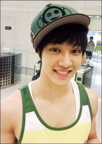 | @YesItsRPlayer | Lead Dance B2ST | Vocalist | Magnae B2ST xD