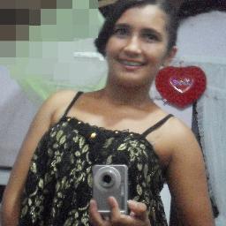 nunca faça um sorriso florecer dizendo TE AMO para depois fazer escorrer lágrimas dizendo me ESQUEÇA