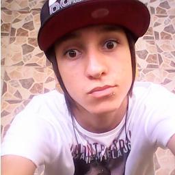 Tenho 17 anos, faço graffiti, ando de skate,sou b-boy ,curto vários estilos de musicas, gosto sempre de ta com meus amigos e zoando muito .