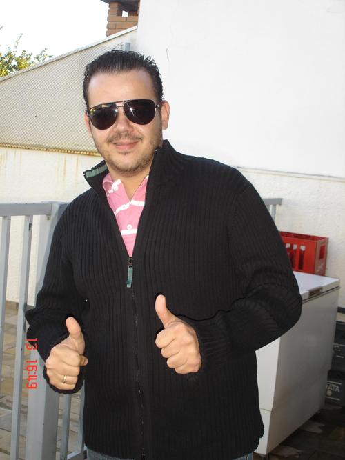 Um jovem ambisioso e determinado na vida sempre buscando o melhor pra si e para as pessoa a sua volta!