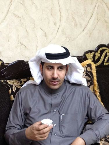 الشاعر عبدالله الزومان اديب وكاتب وناقد وراوي عضو النادي الادبي بحائل و رئيس لجنة التراث والفنون الشعبية  بجمعية الثقافة والفنون بحائل وعضو ديوانية شعراء حائل