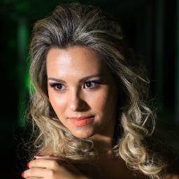 Ela é a única por onde passa a idéia de perseguir uma estrela cadente, enquanto todos os outros estão concentrados em realizar pedidos.