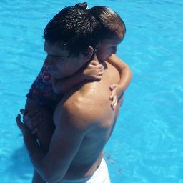 No pierdo el tiempo en llorar por el pasado,ni en lamentar lo malo del presente,trato de disfrutar a cada hora,a cada minuto, las alegrías que la vida me dio.