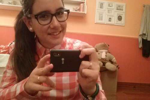 Orgullosa de ser malagueña/ soñadora/ protagonista de tus sueños/ sonrie, vale la pena ser feliz./ Con un vicio al chocolate/
