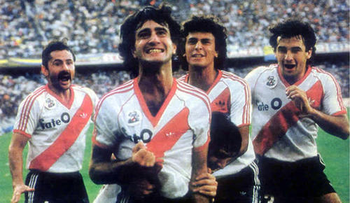 Jugador de Padel, Fana de River, Berazategui y Charly Garcia, Amigo personal de Tangalanga.