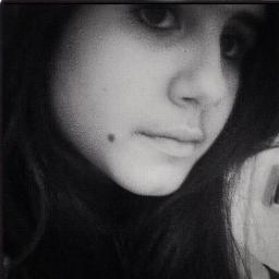 Sou uma pessoa loka, adoroo shopping, esmaltes, maquiagem, me sigam :D