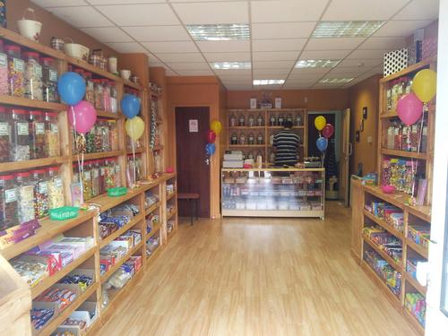 Family run Traditional Sweet Shop which also provides Candy Buffets, Sweet Trees, Gift Baskets, Personalised Boxes, Party bags/Favors & even Balloons !!!