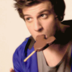Me apaixonei pelo teu olhar,pelo teu sorriso ,pelo seu jeito de menino,a sua voz me acalma,me leva pro paraíso ,um paraíso chamado @Chayleao ..Te amo pra sempre