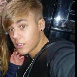 i´m a gr8 girl....i love #justin bieber he´s my world!!! and i love #one direction they are lovely and cute!!!  it that much more ❤ follow me and i follow u!!