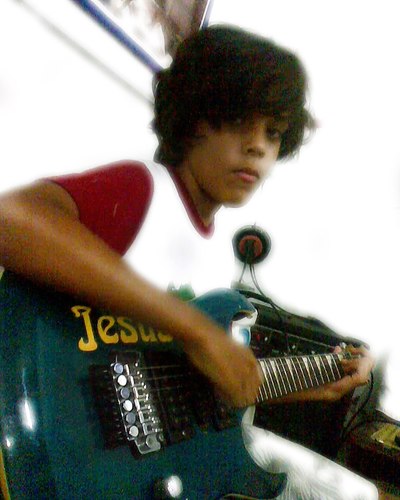 amo pizza,jogar futebol,jogar playstation e gosto de Mc Donald e ir a praia,tocar violão ou guitar