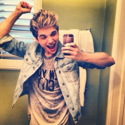 here to support @ElyarFox :)x Elyar followed & tweeted 2x also follows my other account...