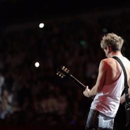 im Niall, im in one direction. i sing and play an instrument with 6 strings on it !
-fake account
