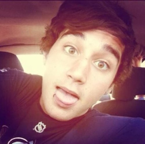 beau followed us (21-03-2013)  // jai awnsered our question and gave us a shoutout on his twitcam (30-03-2013)
