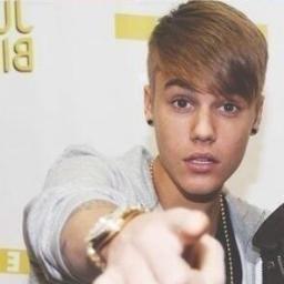 Met @justinbieber 17/2/13 2:03pm i also met alfredo @djtayjames and justin told me to calm down when i cried in his face,@alfredoflores copied and took a video
