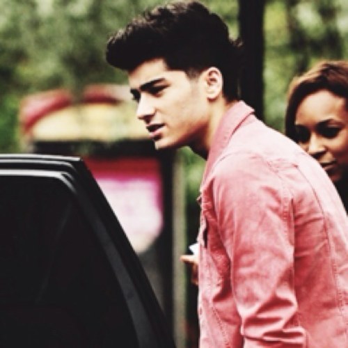 Sono uno dei tanti fake di Zayn malik,sono un #directionerboy voglio bene a mio fratello @enricostyles_ #single