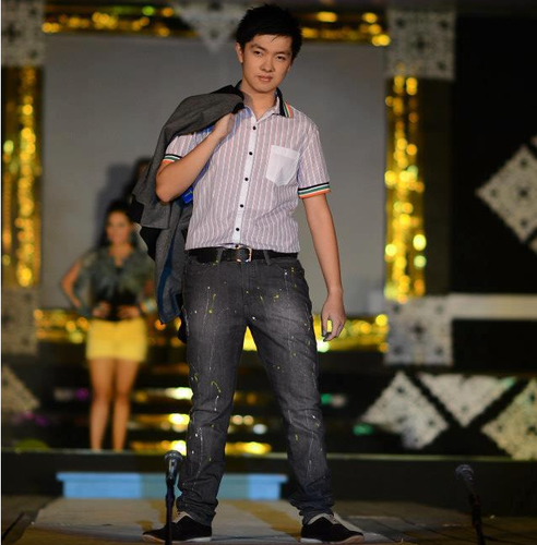 IceYanWin's profile picture. Plays bass for local rock band Input.