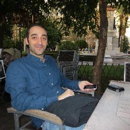 Licenciado en Historia, muy capillita, flamenquito y costumbrista.