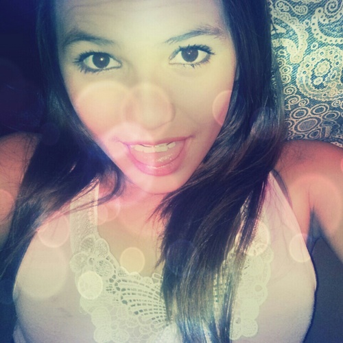 Santista , sincera , forte , humilde , amorosa , Deus , defeitos ? sim ! Qualidades ? Demais. Siga-me ;*