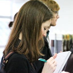 Schreibt für @SZ über Bayerns Bildungspolitik und sieht sich meist in Schulen, Hochschulen oder Kindertagesstätten um.