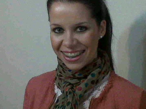 Sencilla es la palabra que mejor me define,amiga dmis amig@s y enamorada de mi familia y de mi chico.Trabajo cmo dpendienta y mi único vicio s ir de compras...