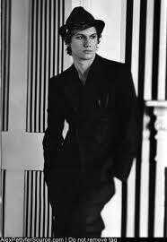 18. Joven soldado del distrito 13.vividor follador. nunca me he enamorado. escuadron 0340. No tengo familia. Johnny para los amigos.
