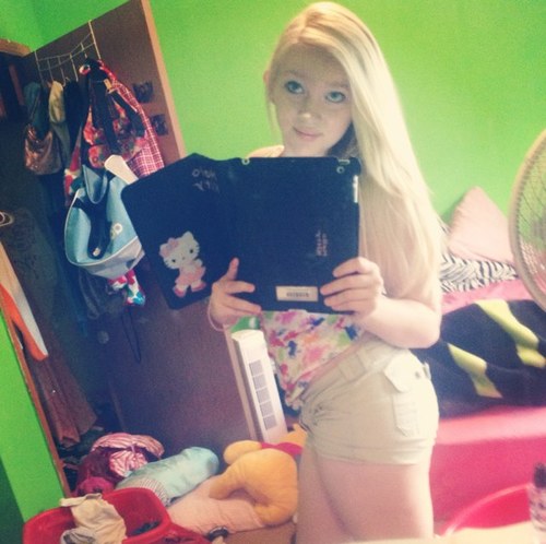 My name is MaKayla!:) I like to have fun and hang with friends any questions hmu!?:)