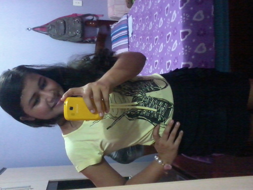 Garota tímida,mas gosta de fazer novas amizades...sensível e torcedora do S.F.C tenho 17 anos *--*