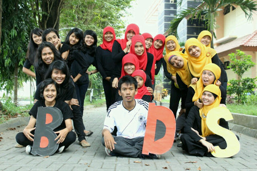 dklasseB012's profile picture. Klasse B Deutschabteilung'012 UNY | die Familie , die Freundinen , der Bruder , die Schwester | halten Geist