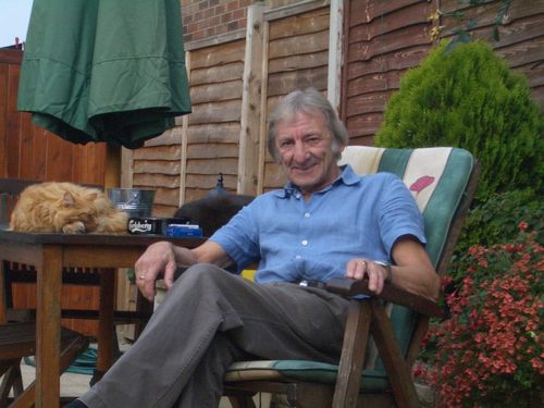 Grumpy old man ! Likes all animals, gardening & Barcardi rum. General moans about Gravesend and the world !!