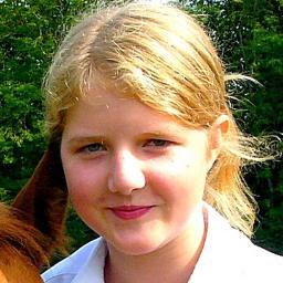 Hey, ich bin Pia. Folge mir im Galopp und du lernst Blaze und mich kennen.