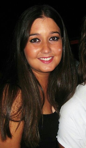 Licenciada en Odontología. Me gusta mi gente, divertirme con ellos. En general, todo lo q me saque una sonrisa... aunque es complicado