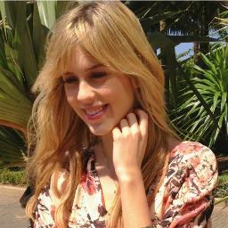 Soph Vejo nos seus olhos seu jeito de amar, vejo no seu jeito o prazer de te amar! vc se tornou o motivo do meu sorriso amo vc!!! @sophiaabrahao