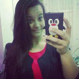18 anos , aquariana , são paulina , chocólatra , divertida , falante, extrovertida , romantica , amo meus amigos , musica e animais.  mais ?!  só da + follow (;
