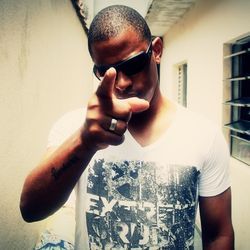 Twitter official do Rapper NegroDóllar, nascido e criado na Zona Sul de são Paulo. SHOWS: (011 5661 8912 / 9 9265 3435.
E-mail (faculdadedasruas@outlook.com)