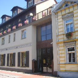 Mājīgs viesu nams Vecliepājas centrā viesiem, kuri mīl mieru un klusumu un vēlas izbaudīt īpašu auru. Nams viesiem vērts, gaišs, tīrs un ērts.
Tel. 29150596