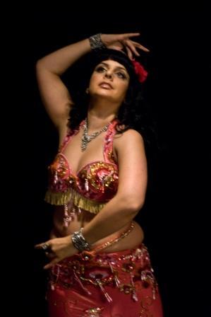 London based Bellydance Performer and Instructor currently teaching  affordable drop in Beginners classes on Zoom and Live in Islington.