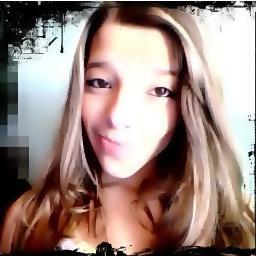 Elα é perfeitα, mαs tem inúmeros defeitos.
Elα fαlα αlto, gritα, dá gαrgαlhαdαs, mas se fαz de tímidα.
Elα é sαntα, mαs sabe provocαr ★