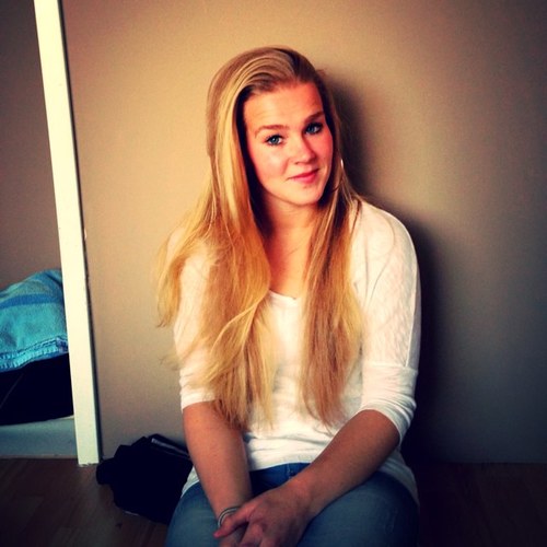 iris gaat gek aan de twitter :D eindelijk.
 xxxloveuuuuu chaneequa