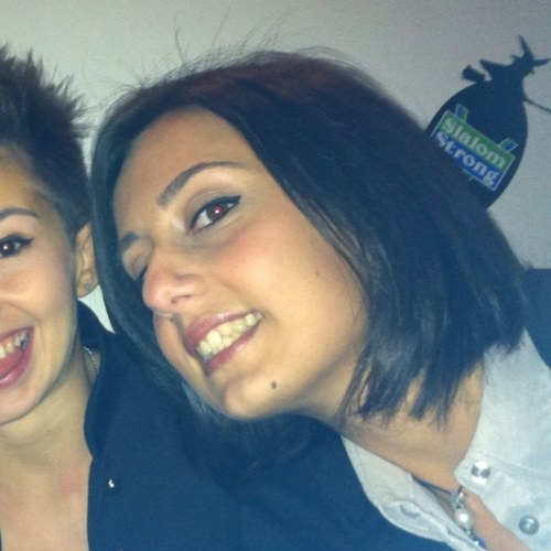 Studentessa della New Line Cosmetic di Firenze, amo nuotare, passione sfrenata per il colore azzurro!! =)