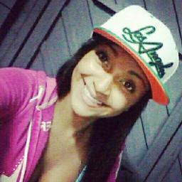 Eu admiro demais os detalhes. O detalhe de um sorriso tímido, da forma como os olhos se movem. Tudo revela algo.