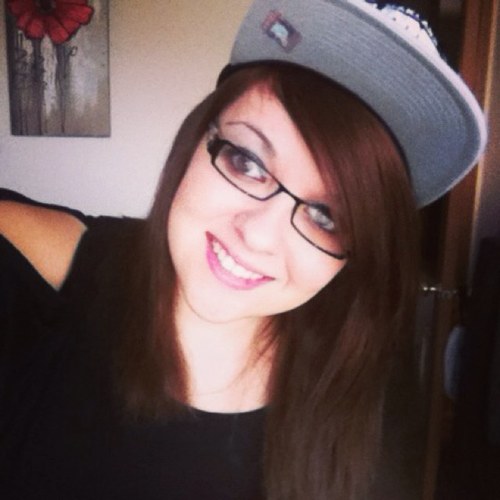 im christey and this is my twitter! nothing intresting just me;)