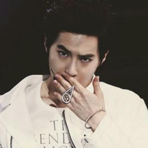ผมซูโฮลีดเดอร์จาก EXO-K ผมขาว ผมน่ารัก ผมสูง(?) คุยแล้วถูกใจค่อยฟลอก็ได้ฮะ *ทำท่าปุอิ๊งปุอิ๊ง* ฟลอมาแล้วผมจะให้หัวใจ *ปาหัวใจใส่* #91lines  ♥ @________PSR0729