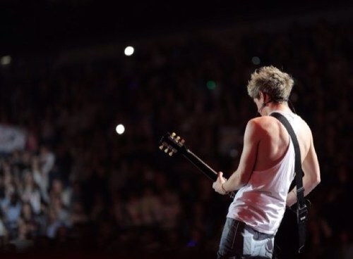 Im Niall, im in one direction, i sing and play an instrument with 6 strings on it!