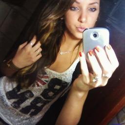 14 anos, JEMgista, extrovertida, amiga para todas as horas, sonhadora, muitas vezes maluka mas sincera, gremista, e como sempre alone '-'