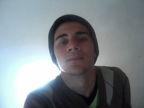 sou chato pra caramba - idiota - geminiano - alegre - sencivel -
burro - gremista duente - moreno alto atraente..kkk noops - 
vivo no baita chão i sou feliz!